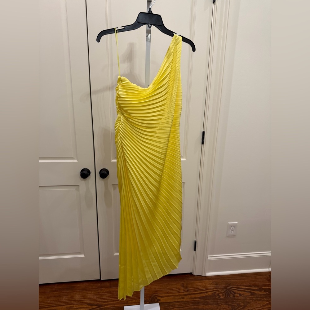 Belle Badgley Mischka Kelsey Pleated One Shoulder Yellow Dress 8 NWT - Picture 2 of 4